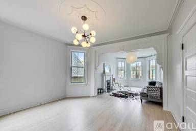Main picture of 2231 W Augusta Blvd