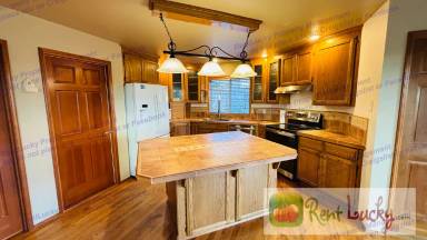 Main picture of 5216 Ridge Dr NE