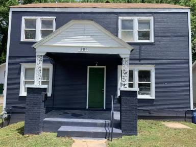 Main picture of 201 S Lowry St