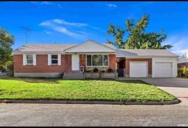 Main picture of 985 Maple St