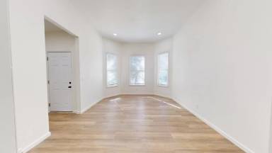 Main picture of 1095 East St