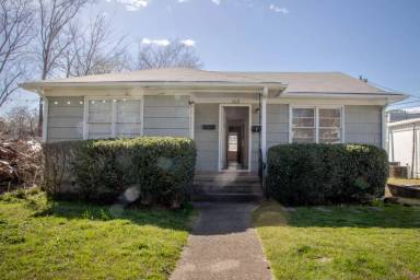 Main picture of 102 E Edgewood Dr