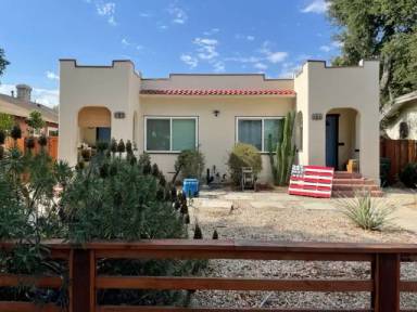 Main picture of 857 E 9th St