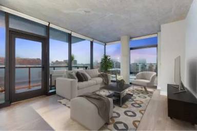 Main picture of 1048 W Van Buren St