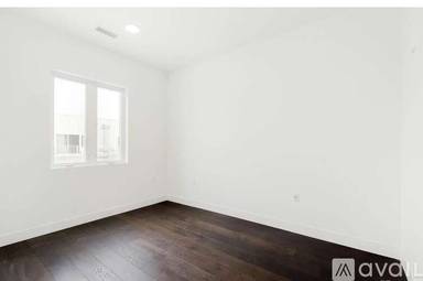 Main picture of 2550 Lawrence St