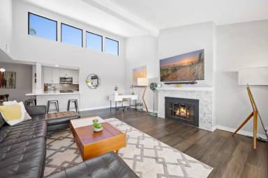 Main picture of 2607 Pirineos Way