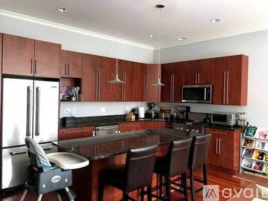 Main picture of 1631 N Milwaukee Ave