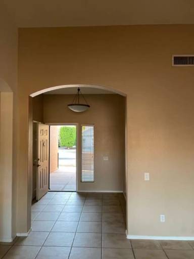 Main picture of 671 E Kent Ave