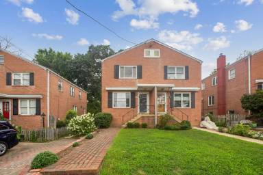 Main picture of 6 E Spring St