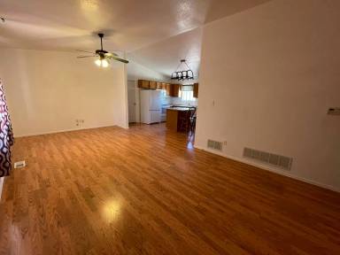 Main picture of 429 S Oak Creek Dr