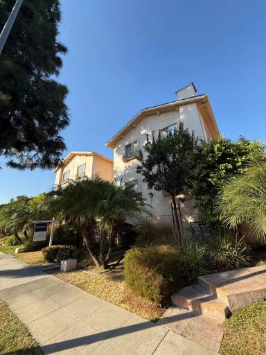 Main picture of 17311 Chatsworth St