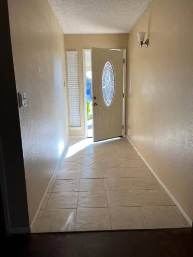 Main picture of 1634 E Pryor Dr