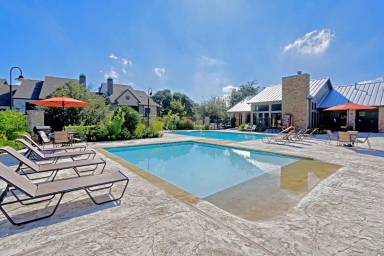 Main picture of On The Green