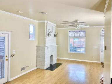 Main picture of 127 W Sycamore St