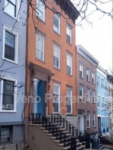Main picture of 98 Columbia St