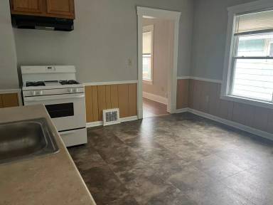 Main picture of 6908 Polonia Ave