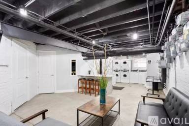 Main picture of 1059 W Glenlake Ave