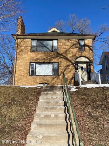 Main picture of 1144 1/2 E 15th St