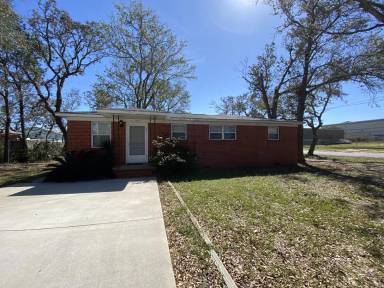 Main picture of 102 Roberts Ave