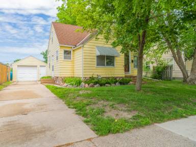 Main picture of 1713 1st Ave NE