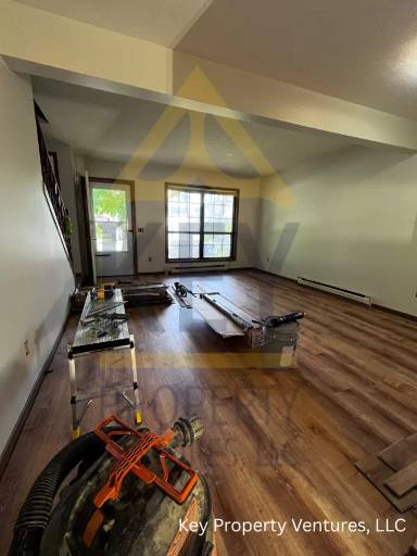 Main picture of 493 Hollenbeck St
