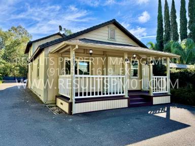 Main picture of 7866 Mariposa Ave