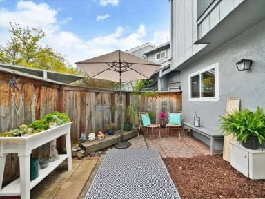 Main picture of 712 Racquet Club Cir