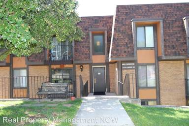 Main picture of 3233 Lakeside Dr