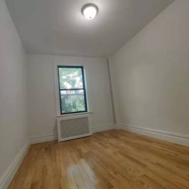 Main picture of 595 Metropolitan Ave