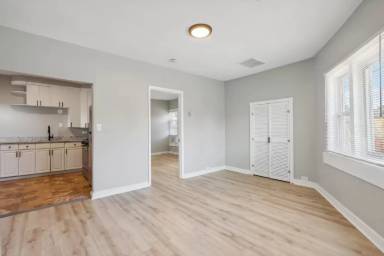 Main picture of 2356 S Kinnickinnic Ave
