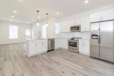Main picture of 2409 W Thompson St