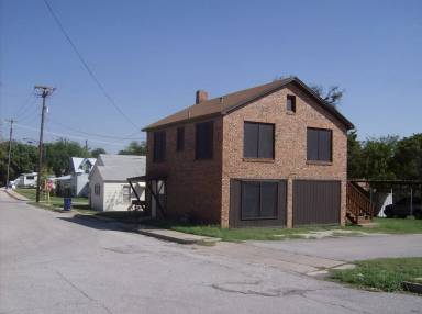 Main picture of 104 E Shoemaker St
