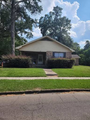 Main picture of 211 W 7th St