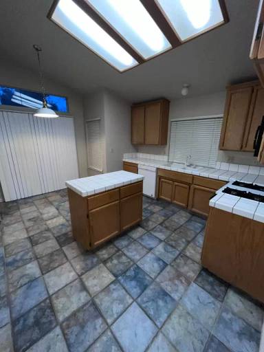 Main picture of 9145 Laguna Center Cir