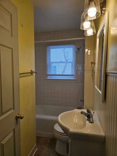 Main picture of 915 W 28th St
