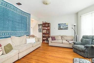 Main picture of 32 Hawthorne St