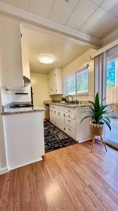 Main picture of 3569 Brook St