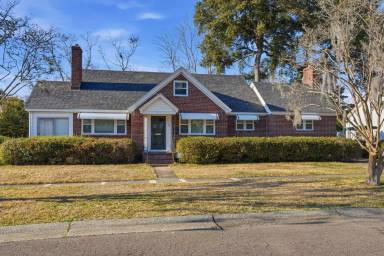 Main picture of 32 Moore Dr