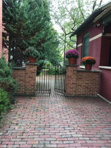 Main picture of 215 Rose Pl