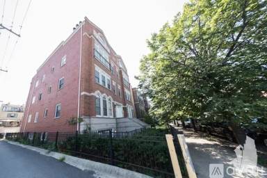 Main picture of 2741 N Southport Ave