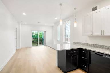 Main picture of 2950 Hawthorn Ave