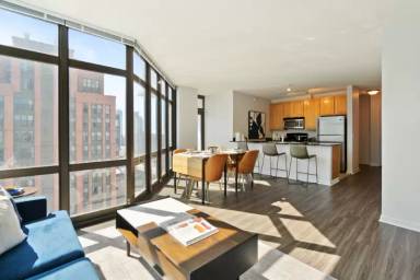 Main picture of 240 N Desplaines St