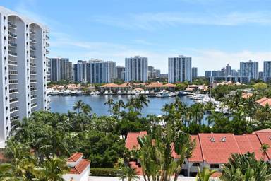 Main picture of 3600 Yacht Club Dr