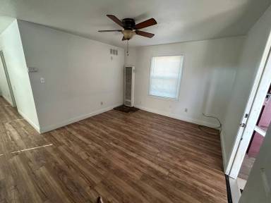 Main picture of 1002 W 6th St
