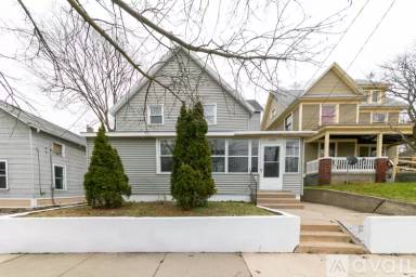 Main picture of 1330 Maude Ave NE