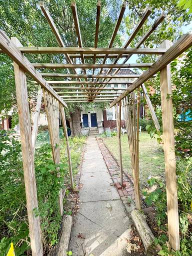 Main picture of 6941 Thomas Blvd