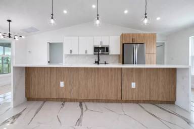 Main picture of 3018 NE 1st Pl