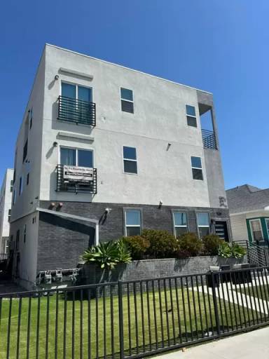 Main picture of 1369 1/2 W 36th St
