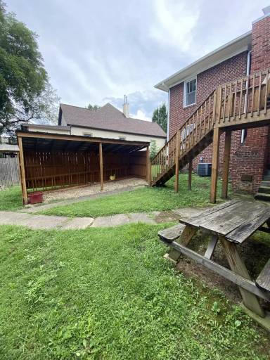 Main picture of 310 W Maple St