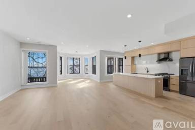Main picture of 7518 N Eastlake Ter